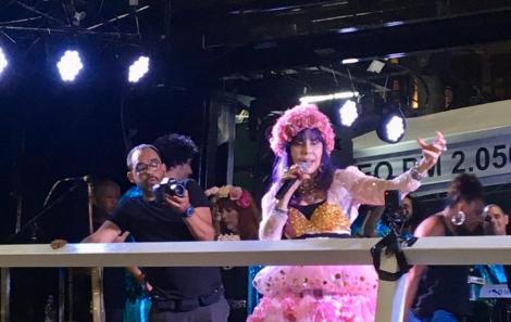 Baby do Brasil arrepia no show dos 70 anos do trio elétrico 