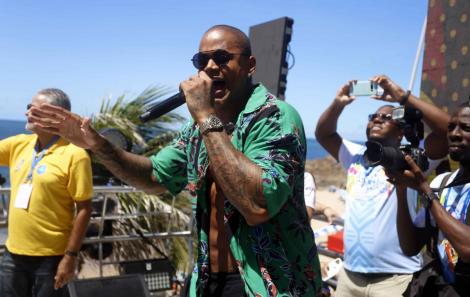 Leo Santana puxa arrastão nesta quarta-feira de cinza.