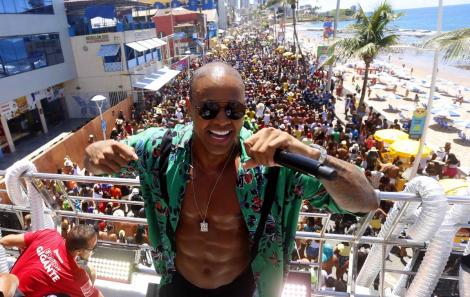 Leo Santana puxa arrastão nesta quarta-feira de cinza.