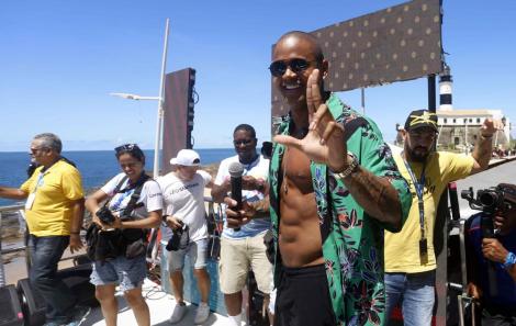 Leo Santana puxa arrastão nesta quarta-feira de cinza.