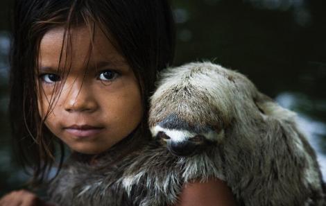 Menina do Rio Negro e seu bicho de estimação. Arredores de Manaus. 2010  Araquém Alcântara 