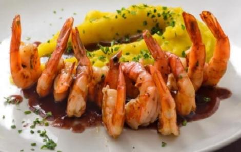 Camarão Catharino - camarões grelhados ao molho de jabuticaba com purê de mandioquinha_Solar Rio Vermelho