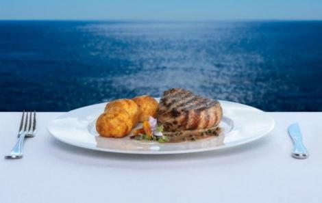 Filé ao molho poivre com batatas dauphine_Chez Bernard