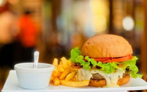 Hambúrguer Gardel - 100% bife de chorizo com queijo minas padrão, salada e molho chimichurri _Tango Café