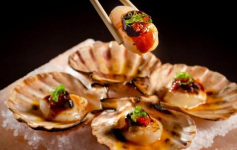 Vieiras 4 peças, com foie gras maçaricado e ovas massago_Soho