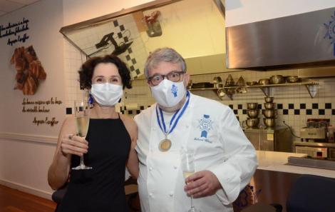 Homenagem ao Chef Roland Villard com a Medalha Tiradentes, no Le Cordon Bleu Rio de Janeiro, em Botafogo.
