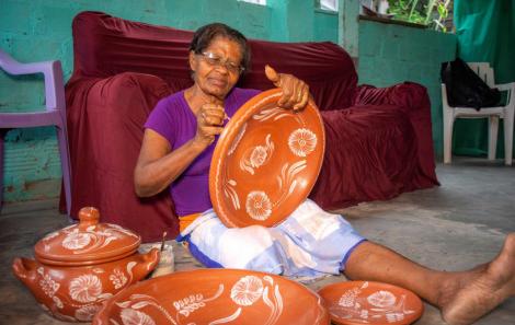 Dona Zelita, pintora de cerâmica de Maragogipinho - Foto de Emerson Ishikawa