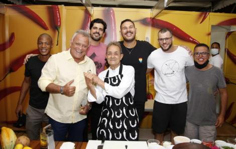 Praia do Forte comemorou a abertura do 15º Tempero no Forte com aula show do chef Beto Pimentel