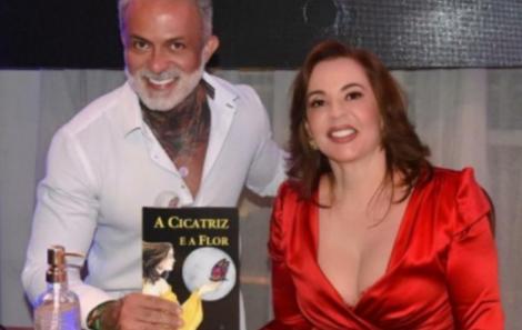Sucesso o lançamento do livro A Cicatriz e a Flor na casa Cloc