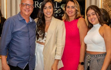 Natalia com os pais Roberto Barreto e Fernanda Gurgel e a irmã Amanda Gurgel- Foto de Sergio Reis