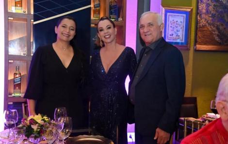 Liz Matos com Selma Souto, prefeita de Macarani, e o marido Armando Souto