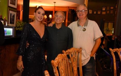 Liz Matos com o desembargador e escritor Luiz Roberto Mattos e o escritor e cineasta Gabriel Lopes Pontes
