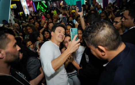 Rodrigo Faro atendendo multidão de fãs Eduardo Martins