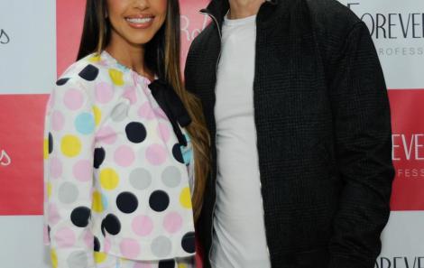 Rodrigo Faro recebe Mariana Rios no estande da Forever Liss Eduardo Martins