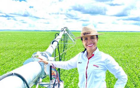 Engenheira agrícola Kari Araújo é a responsável pela coordenação das equipes para montagem de sistemas de irrigação do Grupo Pivot Divulgação  Baixar em alta