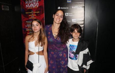 Claudia Mauro e seus filhos 
