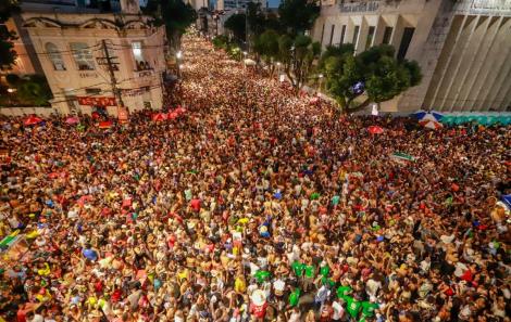 BaianaSystem arrasta foliões no Campo Grande neste 4º dia de Carnaval