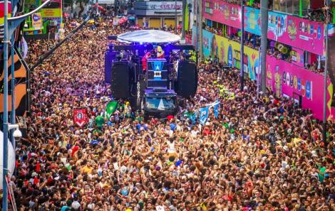 BaianaSystem arrasta foliões no Campo Grande neste 4º dia de Carnaval