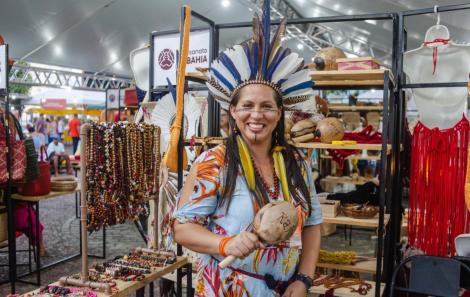 ARTESÃS E ARTESÃOS INDÍGENAS SÃO DESTAQUES NAS LOJAS DO ARTESANATO DA BAHIA