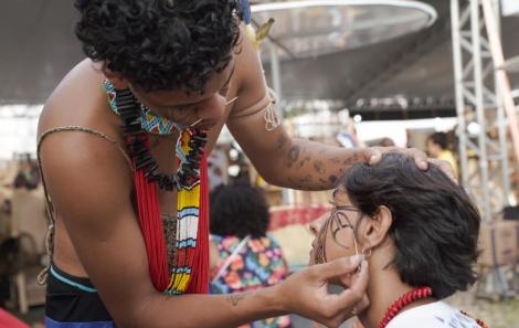 ARTESÃS E ARTESÃOS INDÍGENAS SÃO DESTAQUES NAS LOJAS DO ARTESANATO DA BAHIA