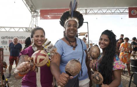 ARTESÃS E ARTESÃOS INDÍGENAS SÃO DESTAQUES NAS LOJAS DO ARTESANATO DA BAHIA