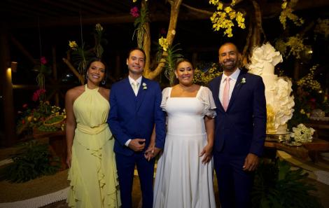 Roberta Badaró e Iury Queiroz celebram união em cerimônia na Ilha dos Frades